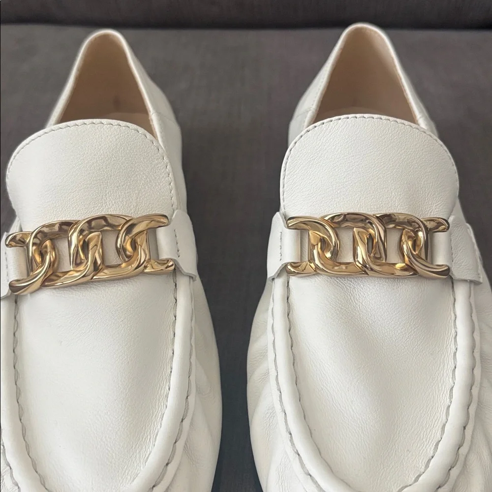 NWOB Tod’s loafers with gold chain detail - Picture 2 of 6